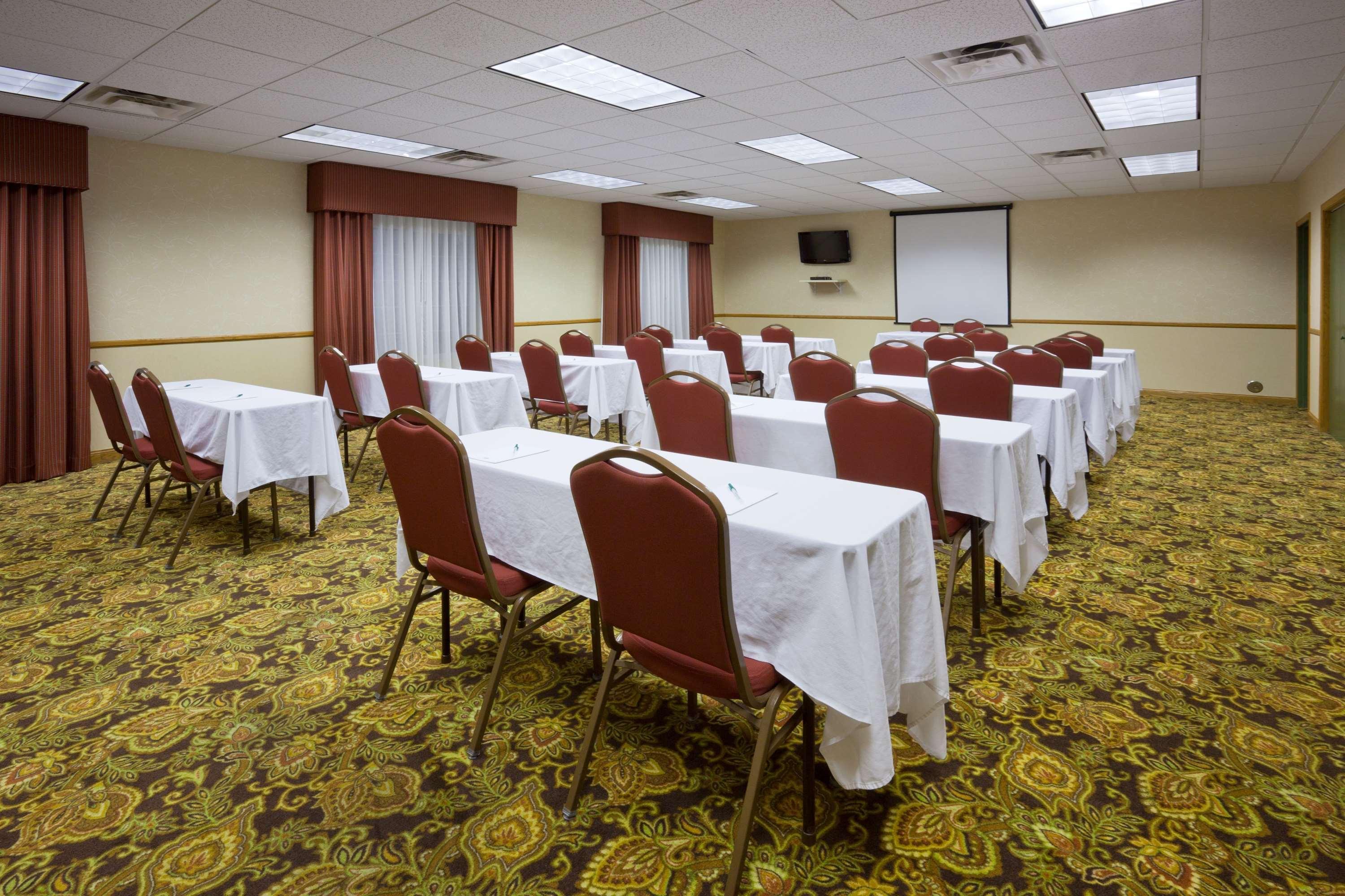 Country Inn & Suites By Radisson, Watertown, Sd Bagian luar foto