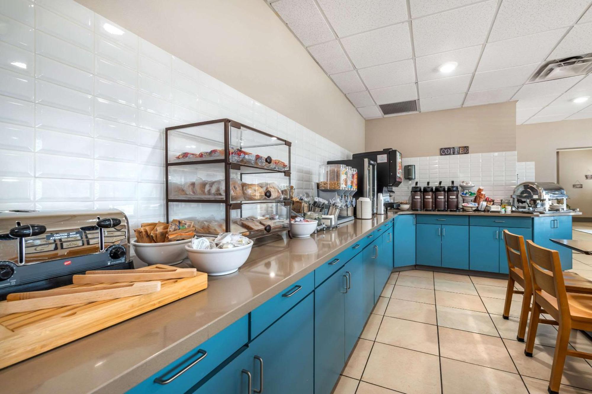 Country Inn & Suites By Radisson, Watertown, Sd Bagian luar foto