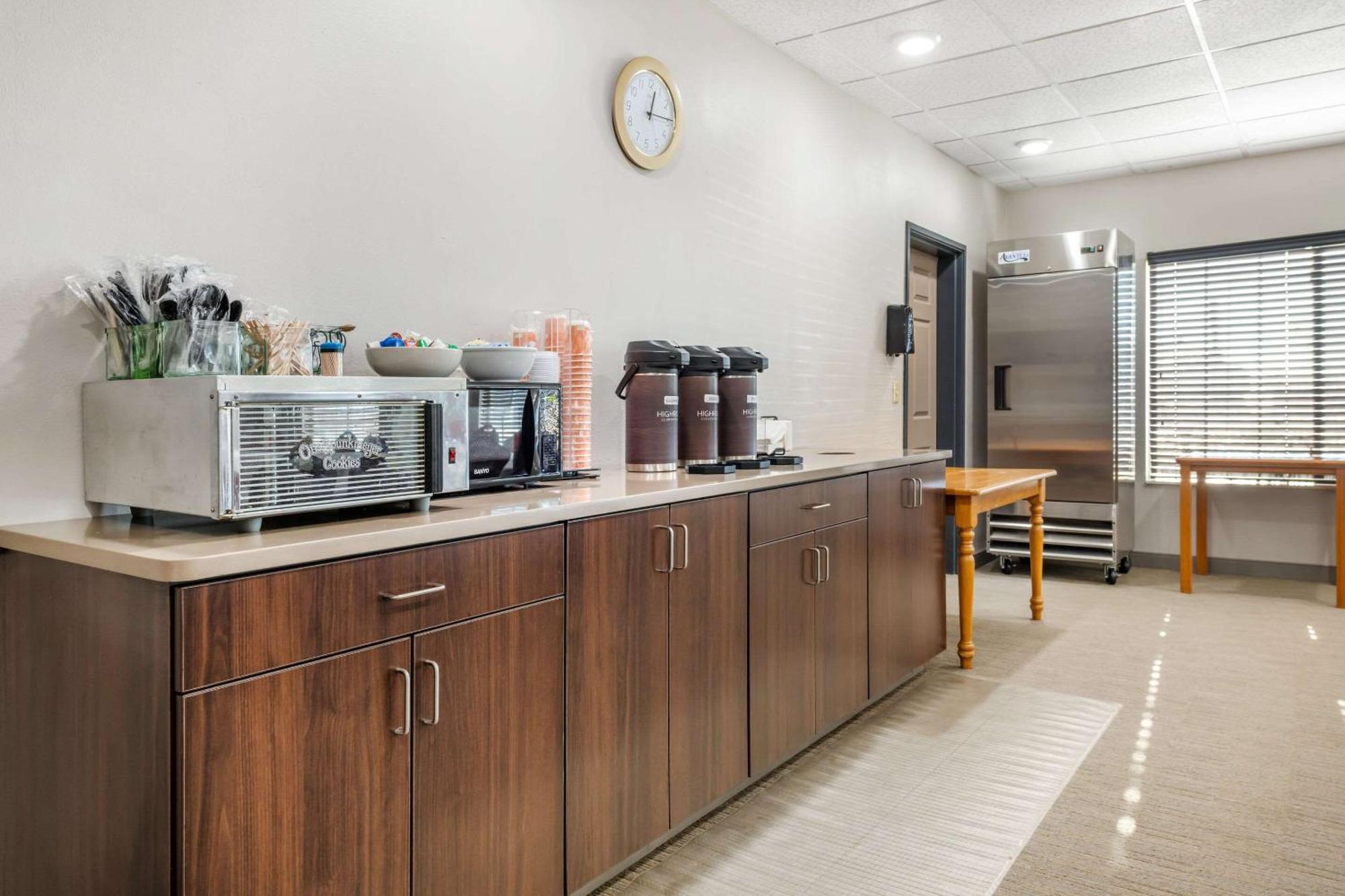 Country Inn & Suites By Radisson, Watertown, Sd Bagian luar foto