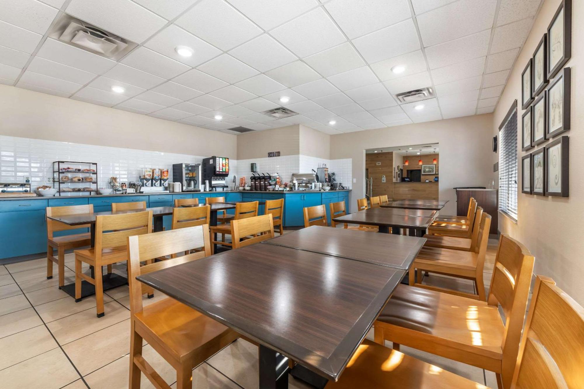 Country Inn & Suites By Radisson, Watertown, Sd Bagian luar foto