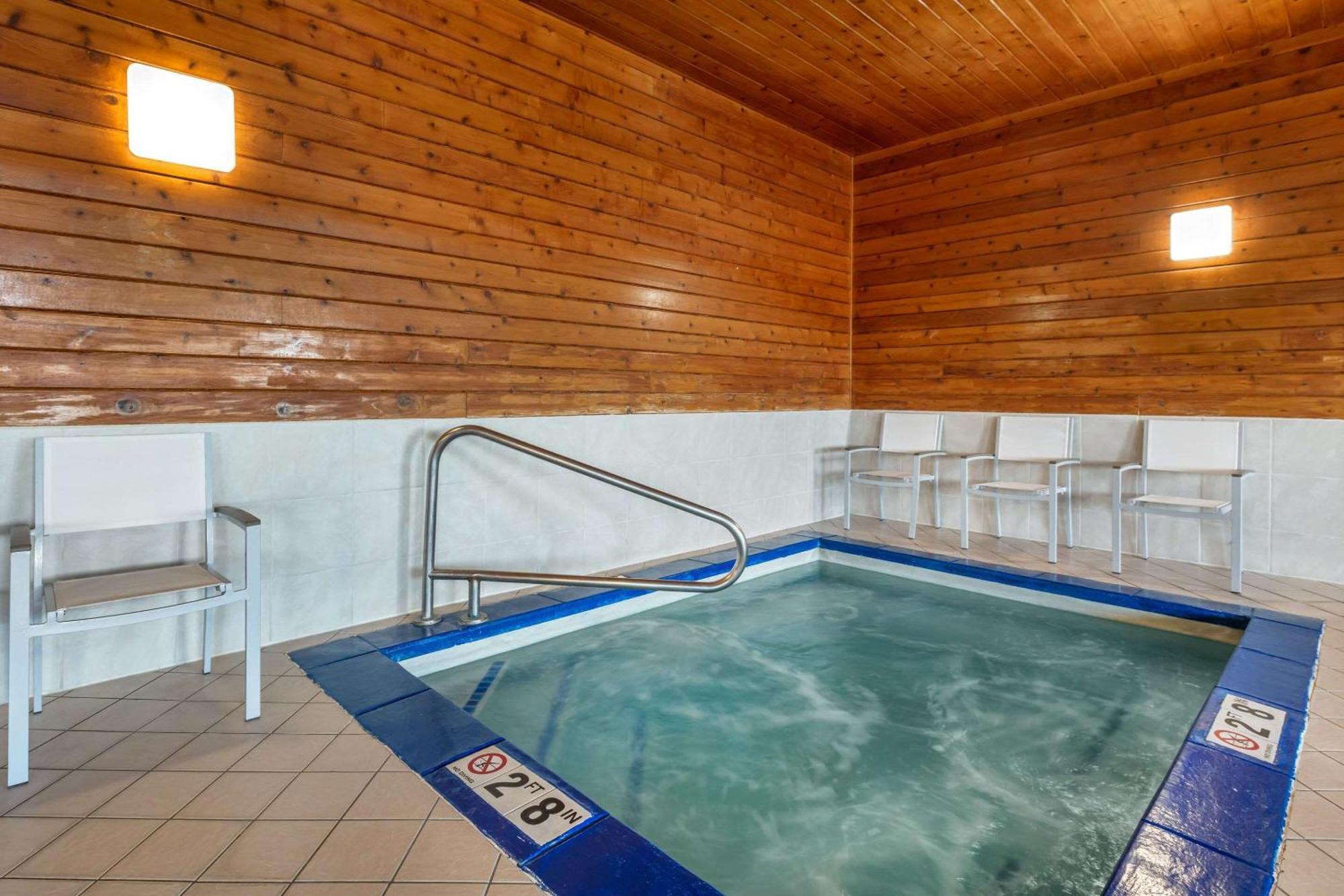 Country Inn & Suites By Radisson, Watertown, Sd Bagian luar foto