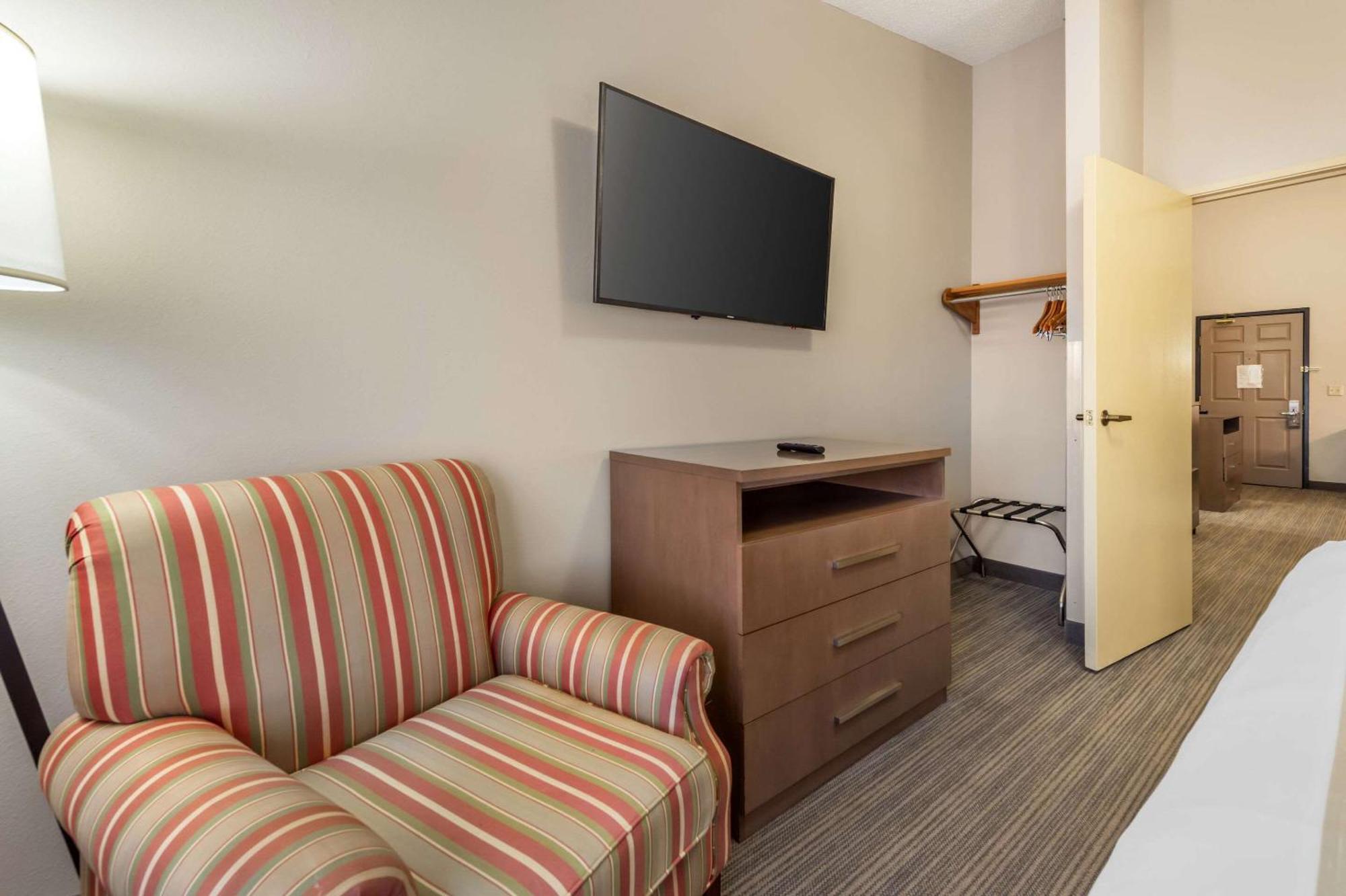 Country Inn & Suites By Radisson, Watertown, Sd Bagian luar foto