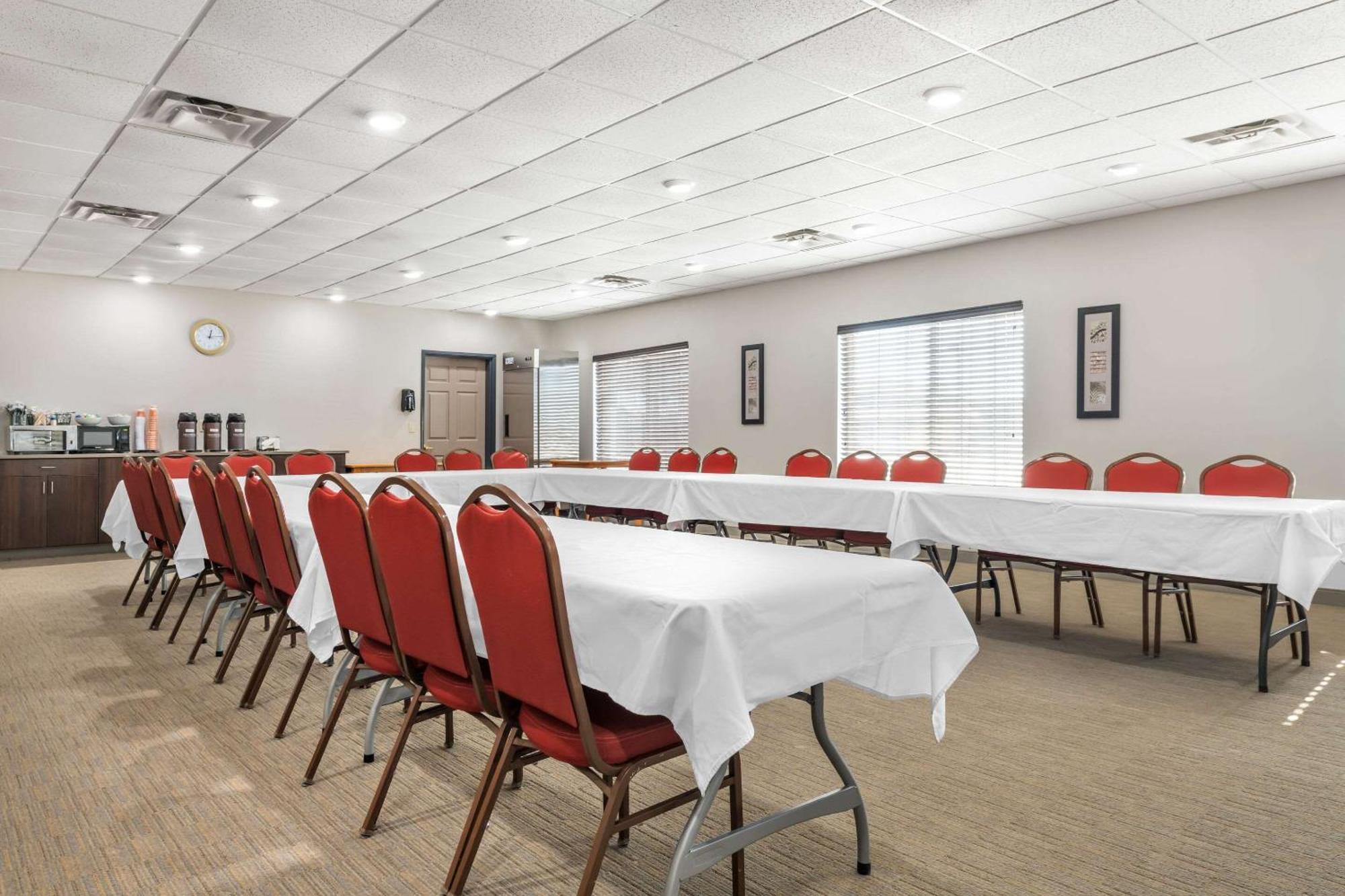Country Inn & Suites By Radisson, Watertown, Sd Bagian luar foto