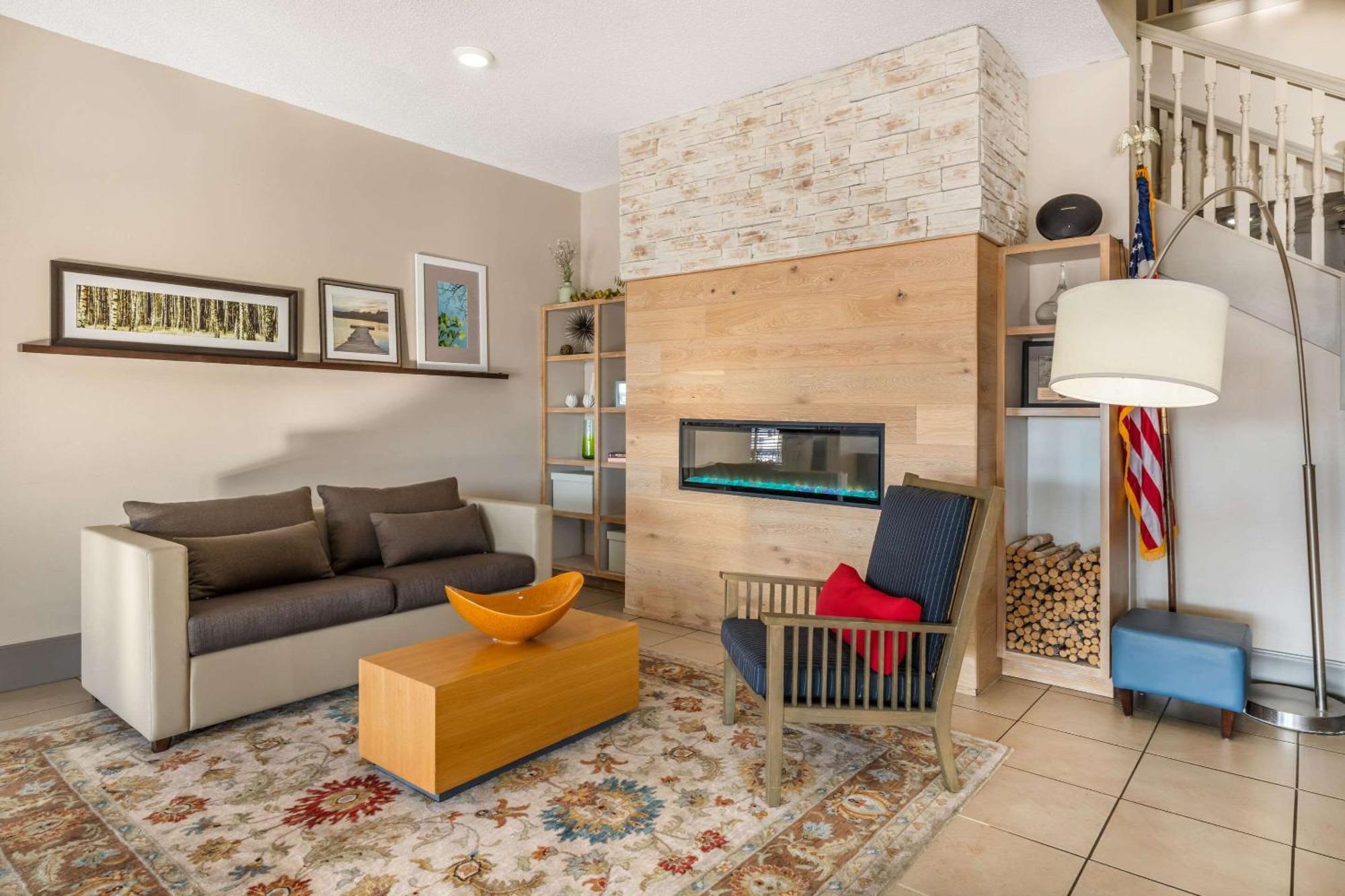 Country Inn & Suites By Radisson, Watertown, Sd Bagian luar foto
