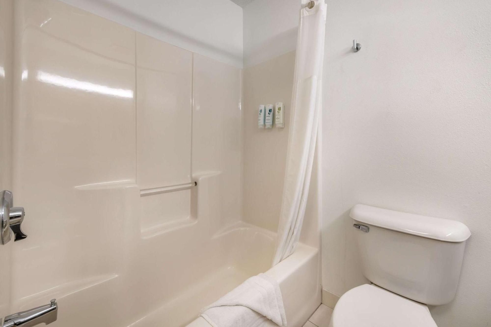 Country Inn & Suites By Radisson, Watertown, Sd Bagian luar foto